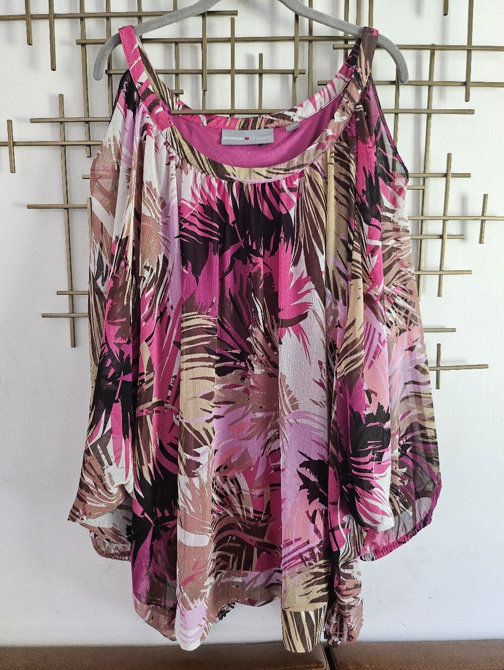 30/32 (4x)- Avenue Studio-Cold-Shoulder Top